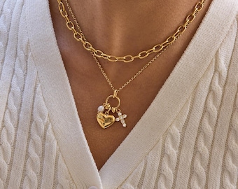 Collana con ciondolo a croce a forma di cuore dorato con perle e zirconi