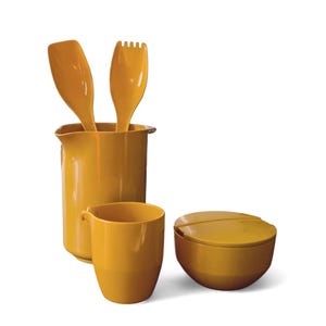 Peut inclure: Un ensemble d'ustensiles de cuisine et de pièces de service jaune moutarde. L'ensemble comprend un grand pichet avec deux cuillères de service, une petite tasse et un bol rond avec un couvercle. Les articles sont en matériau lisse.