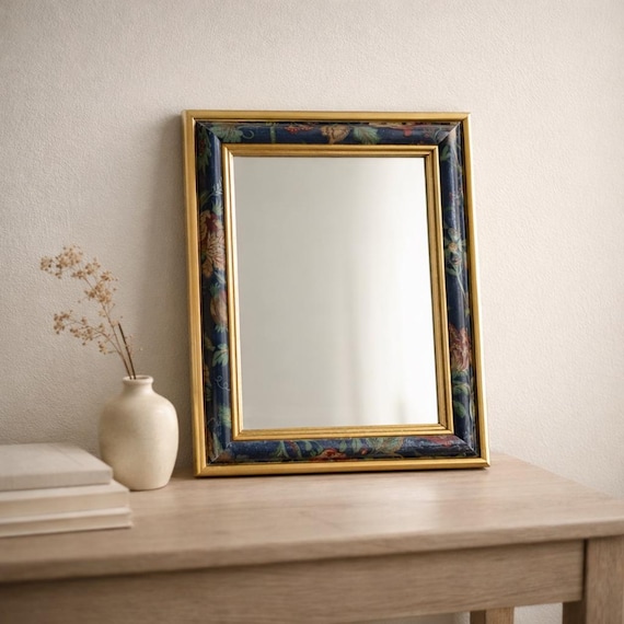 Vintage-Spiegel mit floralem Goldrahmen – Dekorativer Wandspiegel mit blauem botanischem Muster – Cottagecore-/Hollywood-Regency-Akzent
