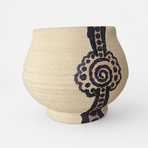 Peut inclure: Un pot en céramique beige avec un corps arrondi et une base en piédestal. Un motif en spirale noir et marron orne le côté. Le pot a une surface texturée et une large ouverture, adapté aux plantes ou à la décoration.