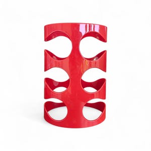 Peut inclure: Un casier à vin rouge vif de forme cylindrique. Il comporte six ouvertures pour les bouteilles de vin et est fabriqué dans un matériau brillant et durable. Le casier mesure environ 30 cm de haut et 15 cm de diamètre.