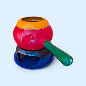Peut inclure: Un caquelon à fondue coloré avec un corps rouge, un bord orange et une poignée verte. Le caquelon repose sur une base bleue et noire. Ce caquelon à fondue vintage est un excellent ajout à toute cuisine.