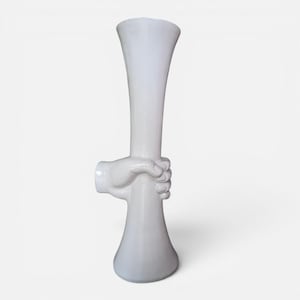 Vaso Chakra Mano attribuito a EDG Enzo De Gasperi, 55 cm, in ceramica bianca, vaso decorativo scultoreo italiano, pezzo di design moderno.