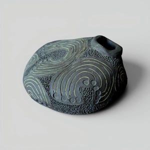 Handcrafted Studio Pottery Vase – Textured Black Ceramic Art Vessel – Sculptural Modern Decor – Organic Artisan Pottery