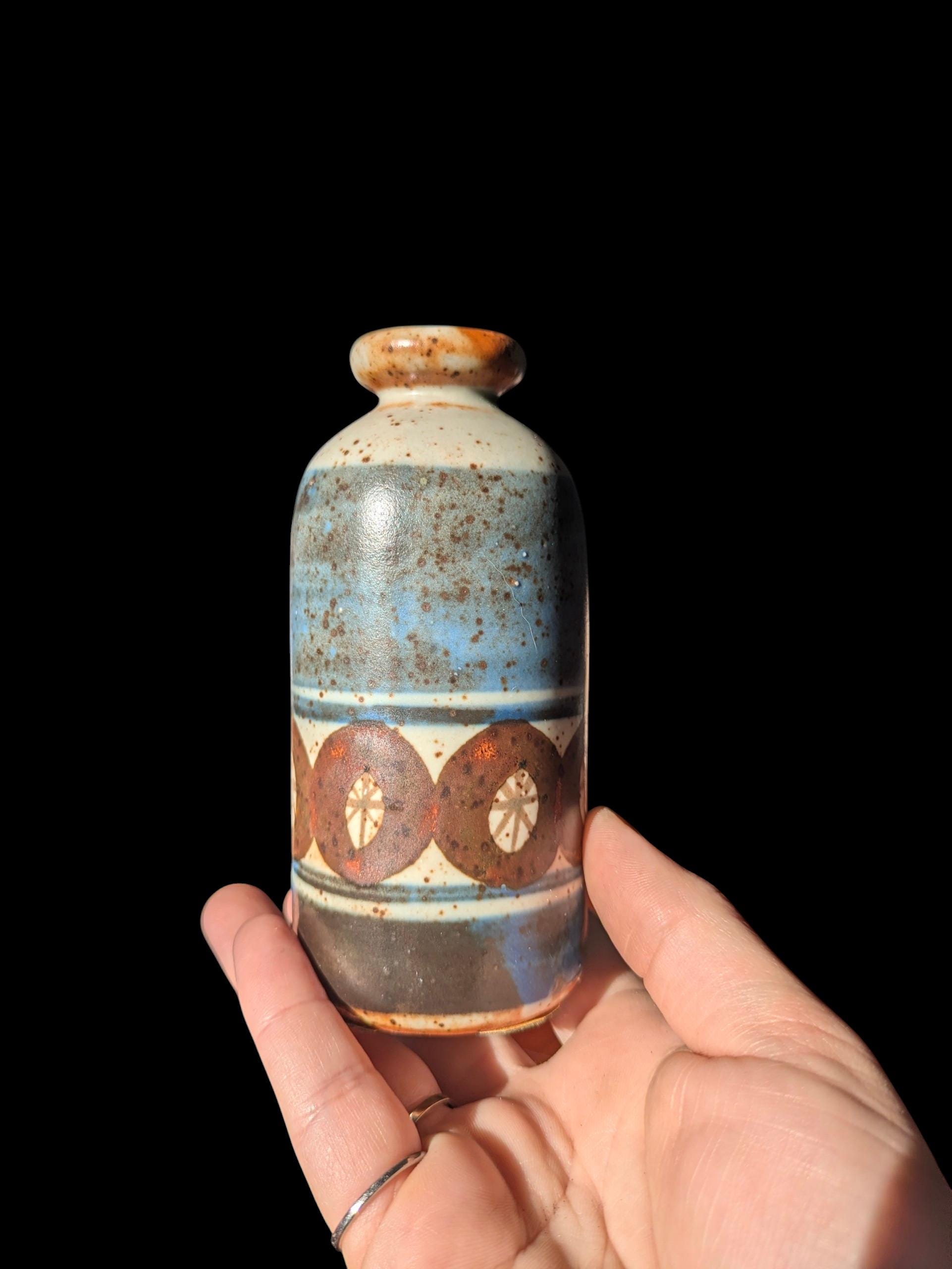Pot en grès ancien dans objets du xxe siècle et récents