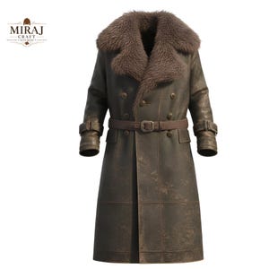 Könnte beinhalten: Ein brauner Ledermantel mit einem Kunstfellkragen und einem Gürtel. Der Mantel hat ein doppelreihiges Design mit goldenen Knöpfen und einem Gürtel mit einer silbernen Schnalle. Der Mantel ist lang und hat einen Vintage-Look.