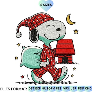 Op de afbeelding: Geborduurd beeld van Snoopy in een rood-witte pyjama en bijpassende nachtmuts, met een kussen en lopend naar zijn rode hondenhok. De afbeelding bevat een halve maan, sterren en de tekst "5 SIZES" in een blauw hart.
