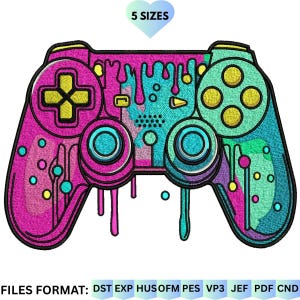 Puede incluir: Diseño bordado de un mando de videojuegos en rosa y turquesa, con detalles amarillos. El mando tiene un efecto de goteo de pintura. El texto "5 SIZES" está encima. También se incluye información sobre el formato de archivo.