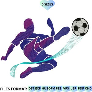 Può includere: Un disegno da ricamo che mostra la sagoma di un calciatore viola e blu che calcia un pallone da calcio bianco e nero. Una scia di movimento azzurra collega il giocatore al pallone. Il testo 5 SIZES e FILES FORMAT: DST EXP HUS OFM PES VP3 JEF PDF CND sono presenti.