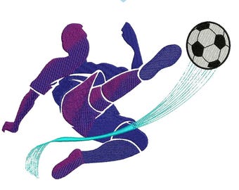 Puede incluir: Un diseño de bordado que muestra la silueta de un jugador de fútbol morado y azul pateando un balón de fútbol blanco y negro. Una estela de movimiento azul claro conecta al jugador con el balón. El texto 5 SIZES y FILES FORMAT: DST EXP HUS OFM PES VP3 JEF PDF CND aparecen en la imagen.
