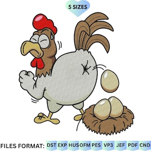 Pode incluir: Um design de bordado com uma galinha de desenho animado com cabeça castanha, crista vermelha e corpo cinzento claro, parecendo pôr um ovo num ninho castanho com outros dois ovos. O texto 5 SIZES aparece no topo e os formatos estão listados.