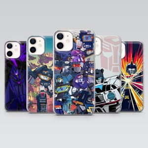 Op de afbeelding: Vijf transparante telefoonhoesjes met kleurrijke illustraties van Transformers-personages. De hoesjes tonen diverse ontwerpen, waaronder robots in actie, karakterportretten en een collage van meerdere personages. De hoesjes zijn ontworpen voor een smartphone.