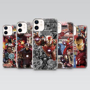 Puede incluir: Una colección de cinco fundas para teléfono con diseños de Iron Man. Las fundas muestran varias imágenes de Iron Man en poses de acción, paneles de cómics y retratos. La paleta de colores incluye tonos rojos, dorados y grises.