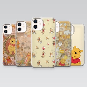 Op de afbeelding: Vijf telefoonhoesjes met Winnie de Poeh-ontwerpen. De hoesjes tonen illustraties van Winnie, waaronder met ballonnen, in een omlijst portret en met andere personages. De hoesjes hebben een helder, beschermend ontwerp.