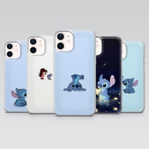 Puede incluir: Cinco fundas para teléfono con diferentes diseños de Stitch de "Lilo & Stitch". Las fundas son azules, blancas y negras, con bordes transparentes. Cada funda presenta una ilustración única del personaje.