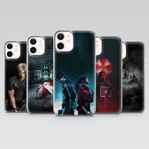 Può includere: Una collezione di cinque custodie trasparenti per telefono con grafiche a tema azione. I design includono personaggi e scene di un videogioco, con un logo a ombrello rosso e bianco visibile su una custodia. Le custodie sono per smartphone.