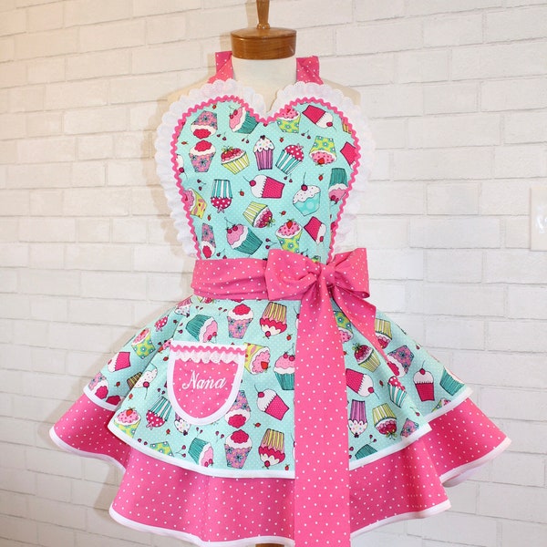 Tablier rétro pour femme Cupcake Cutie avec bavoir en coeur bordé de dentelle et poche à monogramme, commandez vos tailles personnalisées dans des tailles Petite à Plus