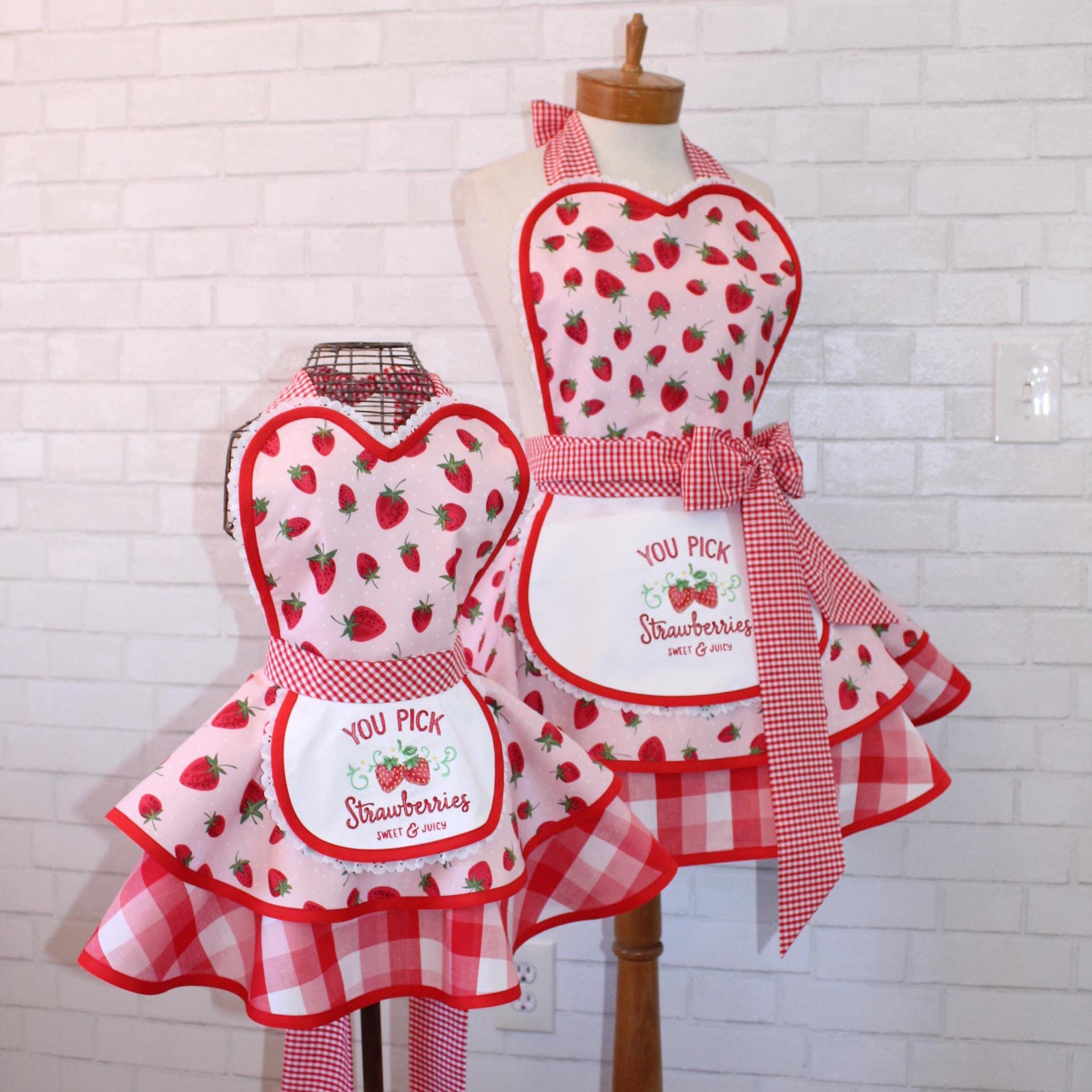 ストロベリーショートケーキエプロン：ヴィンテージ風刺繍入り女の子用