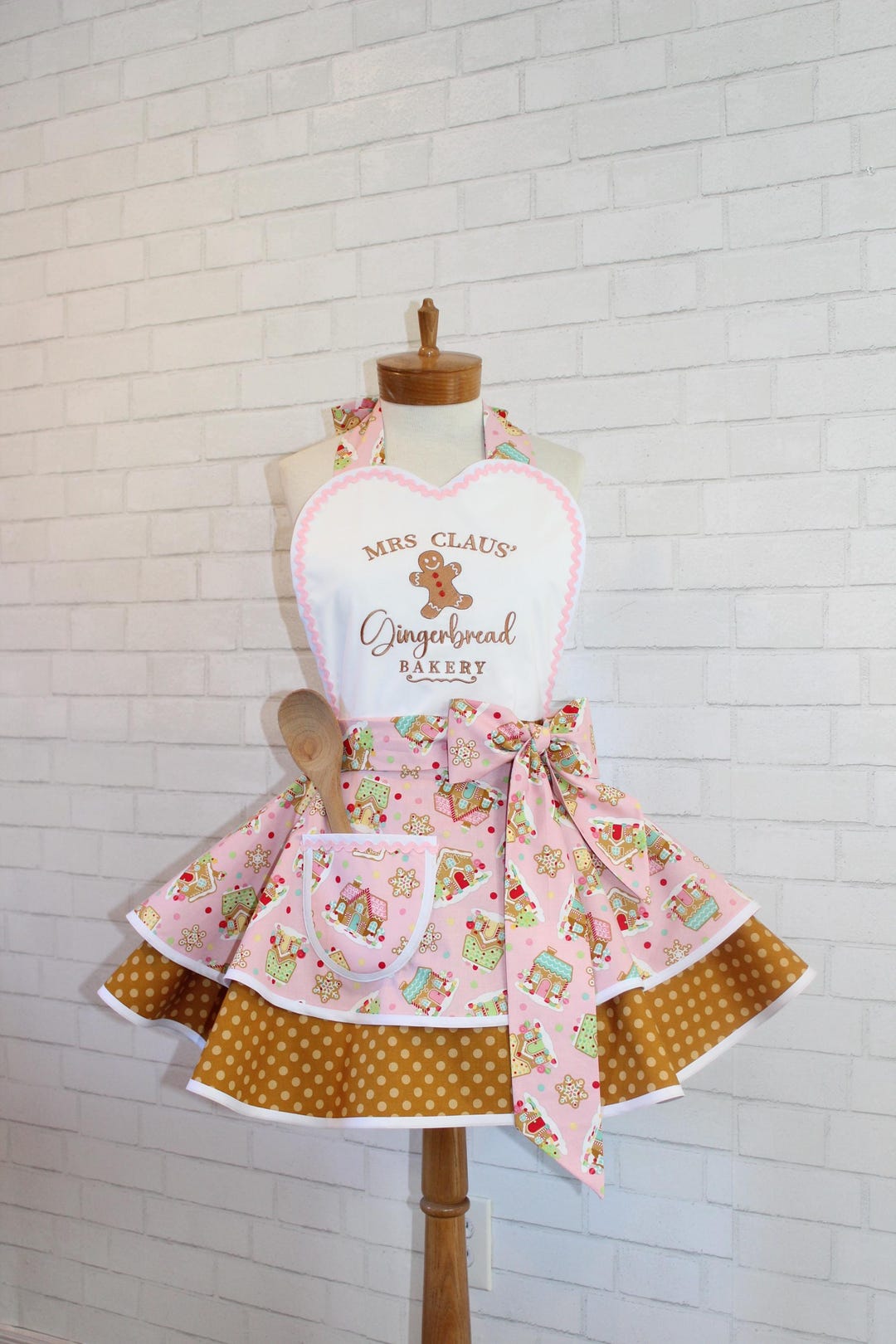Pink Gingerbread Bakery Apron Featuring Custom Embroidered Sweetheart Bib, One Size Fits Most Ready to Ship - Etsy Belgium