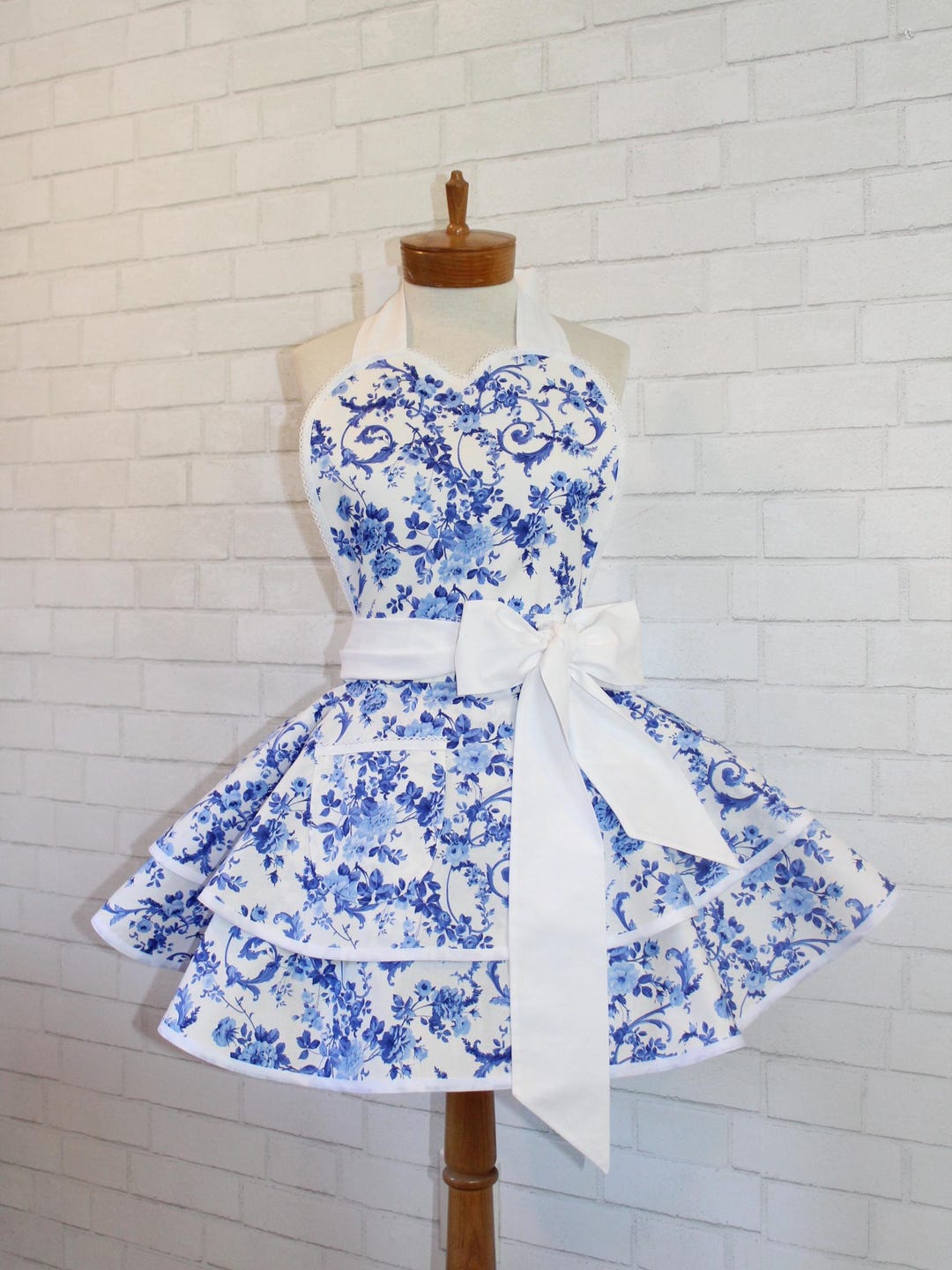 Blue Porcelain Rose Scroll Woman's Apron Featuring Sweetheart Bib, Plus Sizes Available - Etsy Belgium