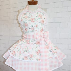 Fartuch w kratkę gingham w kwiaty: śliniaczek w stylu vintage, z niestandardowym monogramem