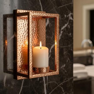 Aplique de parede para vela em cobre martelado, suporte retangular moderno, decoração rústica em metal.