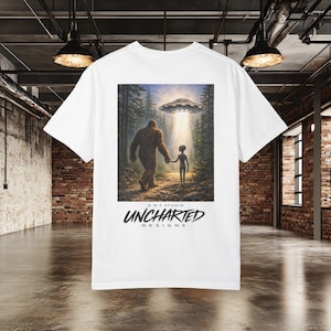 Camiseta de Pie Grande con OVNI, camiseta de Pie Grande con abducción alienígena, camiseta divertida de críptido, regalo de Pie Grande, camiseta de creyente en OVNI de AMF Studio Uncharted Designs