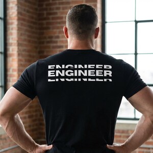 Camiseta con estampado de ingeniero en la espalda / Regalo tecnológico minimalista