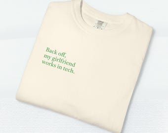 Back Off My Girlfriend Works in Tech T-Shirt - Green Text | Funny Tech Shirt Gift for Boyfriend | Valentines Day | Anniversary | Couples Tee