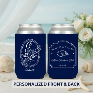 Pu&ograve; includere: Due portabicchieri blu navy con disegni bianchi. Uno presenta un'aragosta e la parola "Maine". L'altro mostra "Bradley & Juliann", una conchiglia e "New Seabury Club". Il testo in basso recita "PERSONALIZZATO FRONTE E RETRO".
