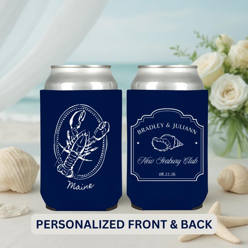 Pu&ograve; includere: Due portabicchieri blu navy con disegni bianchi. Uno presenta un'aragosta e la parola "Maine". L'altro mostra "Bradley & Juliann", una conchiglia e "New Seabury Club". Il testo in basso recita "PERSONALIZZATO FRONTE E RETRO".