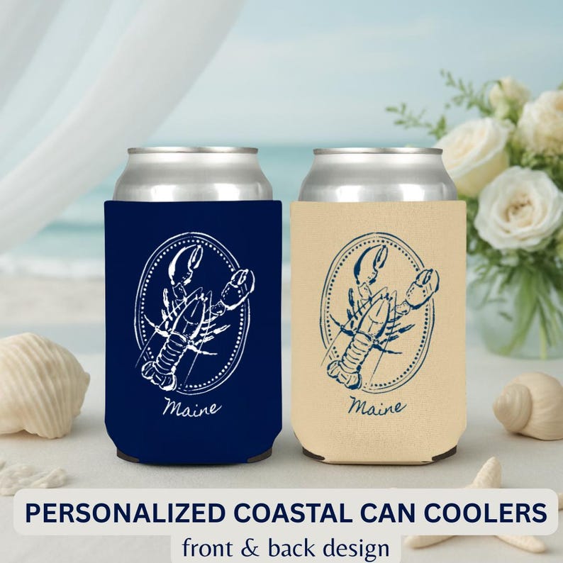 Pu&ograve; includere: Due portabicchieri, uno blu navy e uno beige, ciascuno con un disegno di aragosta bianca all'interno di una cornice ovale. La parola "Maine" &egrave; stampata sotto. Il testo "PERSONALIZED COASTAL CAN COOLERS" &egrave; in basso.