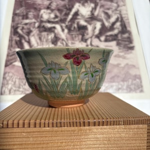 Può includere: Un set di tre tazze in ceramica con finitura opaca e macchiettata. Le tazze sono nei toni del crema, grigio chiaro e grigio scuro. Ogni tazza ha un design semplice e minimalista e un manico arrotondato.