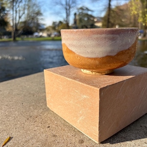 Peut inclure: Ensemble de trois mugs en céramique avec une finition mate et mouchetée. Chaque mug présente une couleur différente : bleu clair, crème et gris. Les mugs ont un design simple et moderne avec une anse confortable.