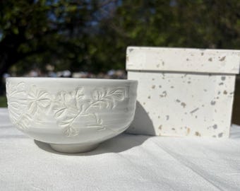 Hatsuishi-yaki Chawan, White Porcelain Matcha Bowl, Carved Chrysanthemum Relief, Japanese Vintage Tea Ware
