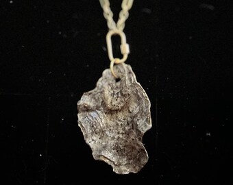 Collar de concha de ostra de origen local pintado a mano con cadena de clip gruesa bañada en oro, con extensión y acabado sellado con brillo negro.