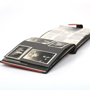 Album fotografico vintage con foto della famiglia tedesca degli anni &#39;50 di Lipsia, foto in bianco e nero di metà secolo in un album di libri rossi e neri