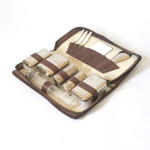Kit da toeletta vintage per uomo degli anni '70 in custodia in pelle marrone scuro, stile classico e praticità per i viaggi