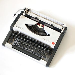 Machine à écrire Olympia de Luxe vintage, manuelle portable des années 70, noir et blanc