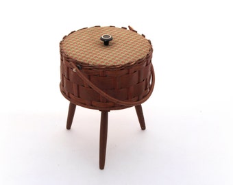 Mid Century wicker sewing storage box 60s, Vintage round wicker box, Sewing supplies brown box, Wicker sewing basket