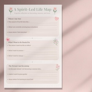Könnte beinhalten: Ein beiges 'A Spirit-Led Life Map' Journal mit Aufforderungen zur Selbstreflexion. Zu den Abschnitten gehören 'Wo ich jetzt bin' und 'Was ich verwurzelt haben möchte'. Florale und herzförmige Illustrationen schmücken die Seite.