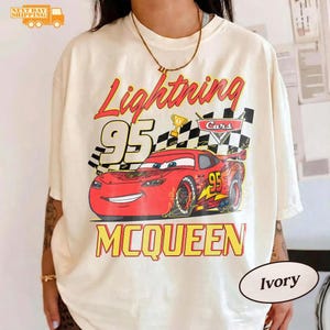 Camiseta Retro Comfort Colors de Rayo McQueen de Disneyland, camiseta de Cars 95, camiseta de Disneyland Cars, camiseta de McQueen, camiseta de Pixar Cars, Rayo McQueen imagen 1
