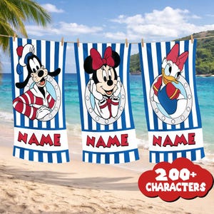 Może przedstawiać: Trzy ręczniki plażowe z postaciami Disneya Goofym, Minnie Mouse i Daisy Duck. Każdy ręcznik ma niebiesko-białe paski, portret postaci w bulaju i słowo "NAME" na dole. Czerwona grafika w chmurze m&oacute;wi "200+ CHARACTERS".