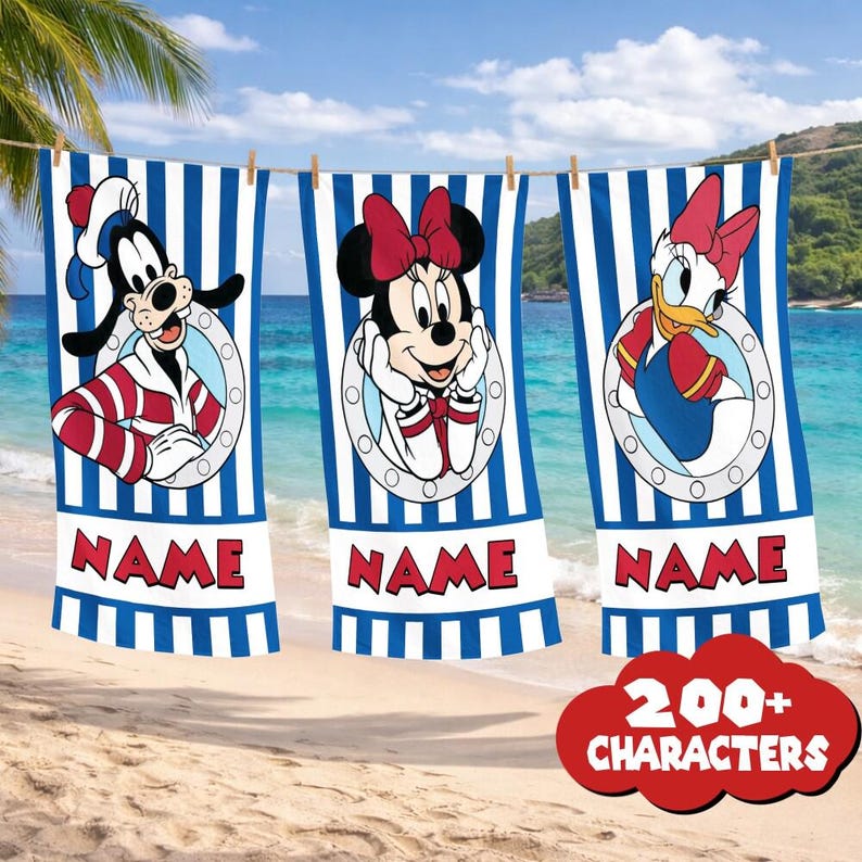 Może przedstawiać: Trzy ręczniki plażowe z postaciami Disneya Goofym, Minnie Mouse i Daisy Duck. Każdy ręcznik ma niebiesko-białe paski, portret postaci w bulaju i słowo "NAME" na dole. Czerwona grafika w chmurze m&oacute;wi "200+ CHARACTERS".