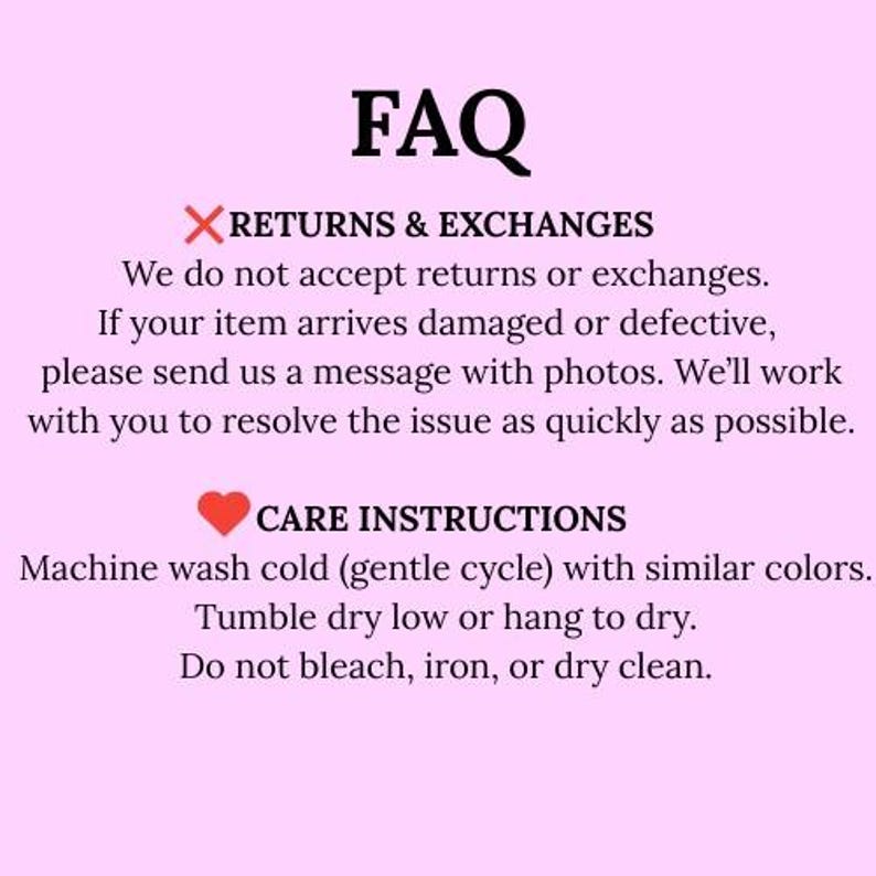 Może przedstawiać: R&oacute;żowe tło z czarnym tekstem "FAQ". Poniżej wyświetlane są teksty "RETURNS & EXCHANGES" i "CARE INSTRUCTIONS". Obraz zawiera instrukcje dotyczące pielęgnacji oraz informacje o zwrotach i wymianach.