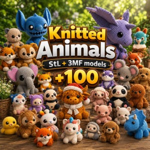 Könnte beinhalten: Eine Sammlung gestrickter Tierfiguren, darunter ein blaues Wesen, ein lila Drache, ein Panda und ein brauner Bär. Das Bild zeigt den Text "Knitted Animals" und "+100". Die Spielzeuge sind auf einer Holzoberfläche mit verschwommenem grünem Hintergrund angeordnet.
