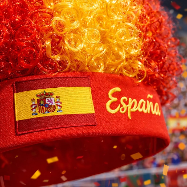 Peut inclure: Un bandeau rouge orn&eacute; du drapeau espagnol et du mot "Espa&ntilde;a" brod&eacute; en jaune. Le bandeau est associ&eacute; &agrave; une perruque boucl&eacute;e aux couleurs du drapeau espagnol : rouge et jaune.