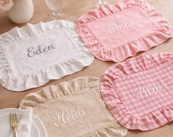 Set de table à volants brodé personnalisé, set de table prénom personnalisé, décoration de table cottagecore, set de table en lin shabby chic, cadeau de mariage