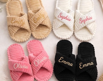 Pantoufles avec nom personnalisé, chaussons brodés personnalisés, chaussons de demoiselle d'honneur, chaussons de mariée, chaussons de maison confortables en velours côtelé, cadeau pour elle