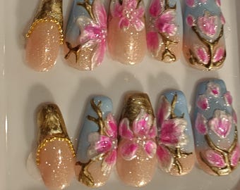 Handbemalte Blüten Press-On Nägel mit Goldakzenten - mittlere Länge Set